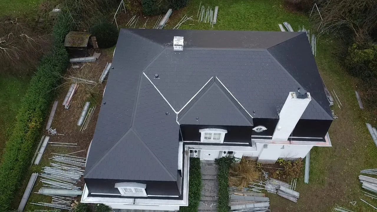 Toiture en ardoises après rénovation, vue aérienne