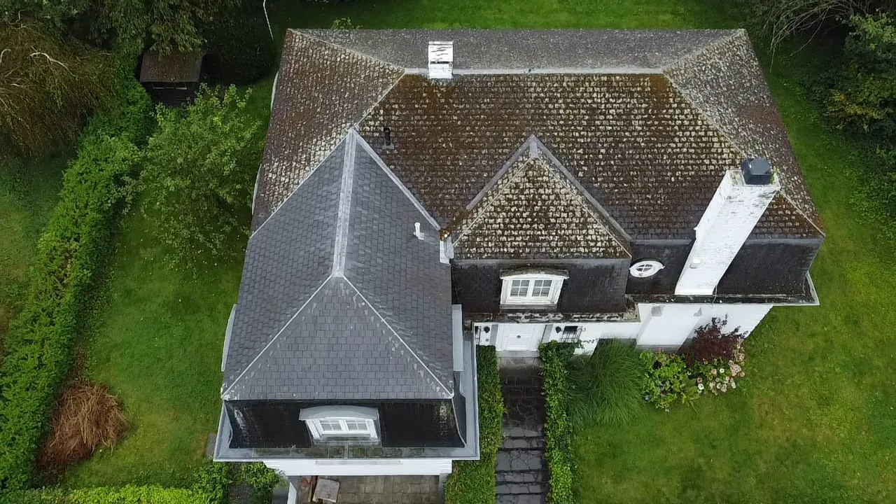Toiture en ardoises avant rénovation, vue aérienne