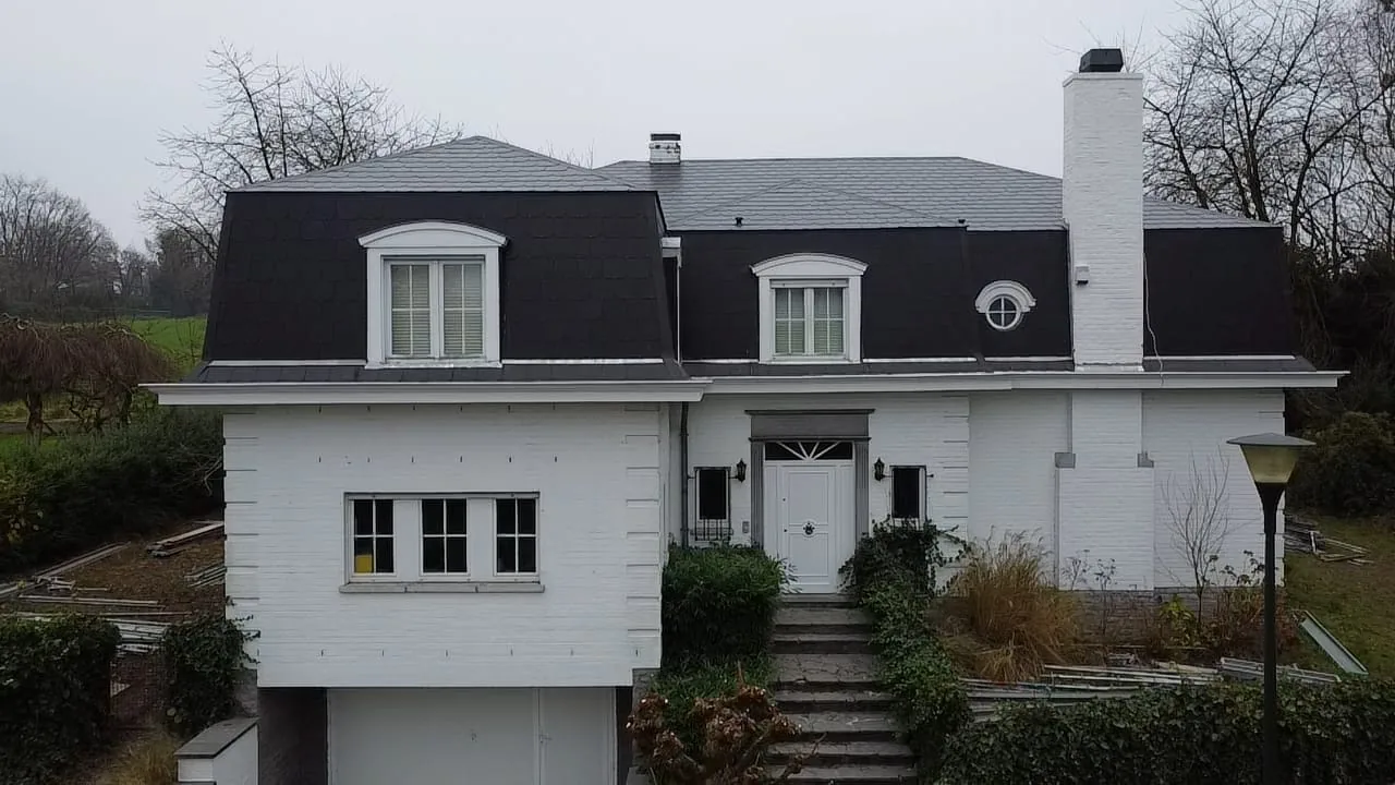 Maison après rénovation de la toiture, vue de rue