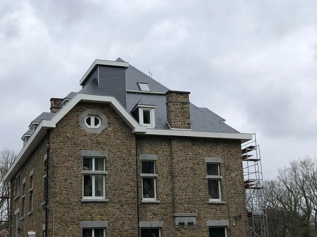 Détail de la couverture en ardoises et des rives