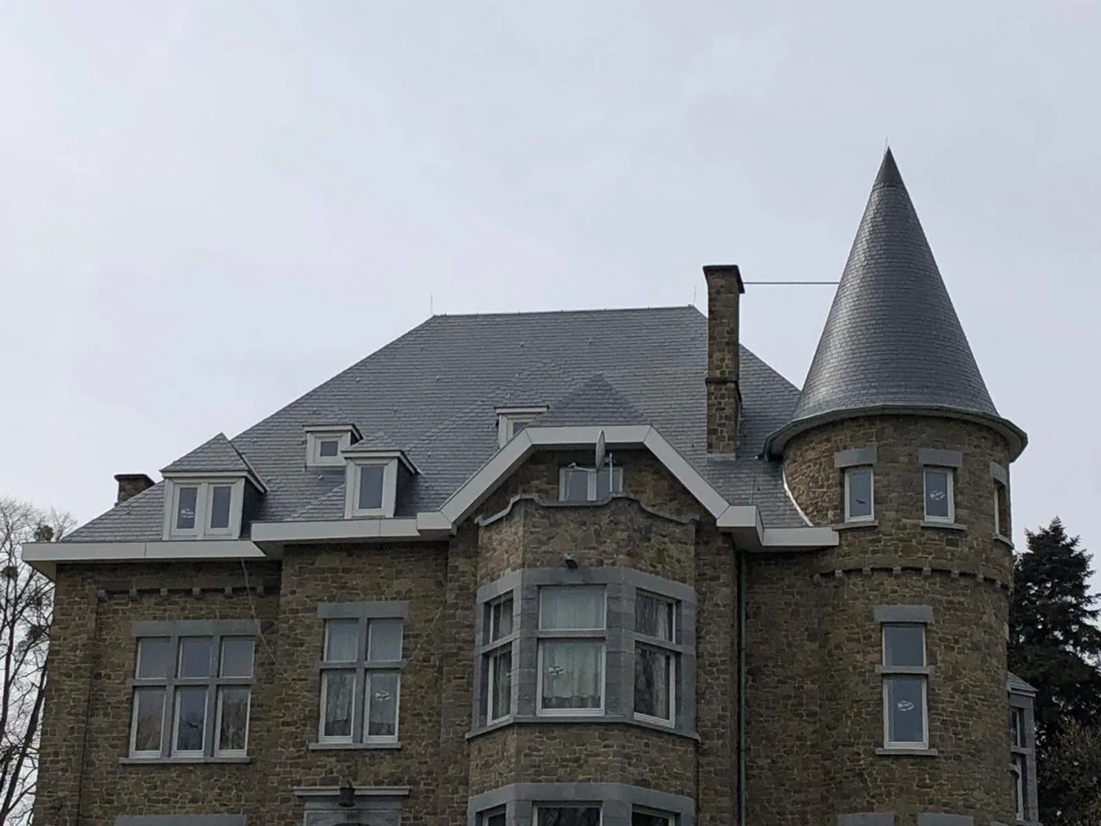 Toiture et tourelle en ardoises après rénovation