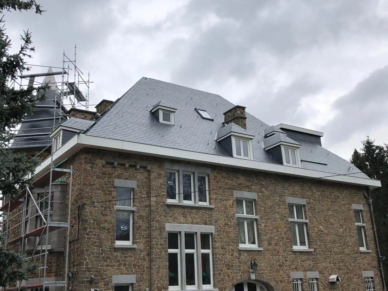 Villa en pierre après rénovation de la toiture