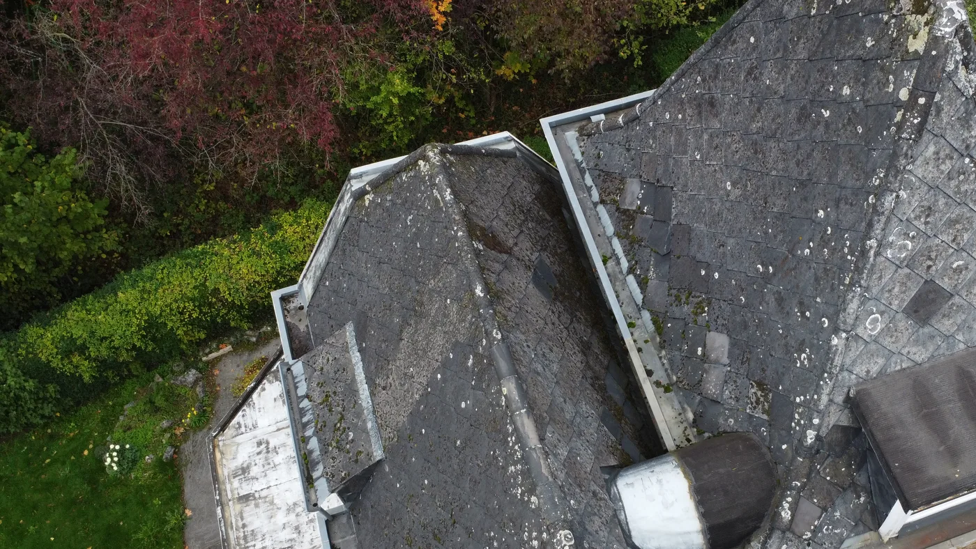 Vue aérienne de la toiture avant rénovation