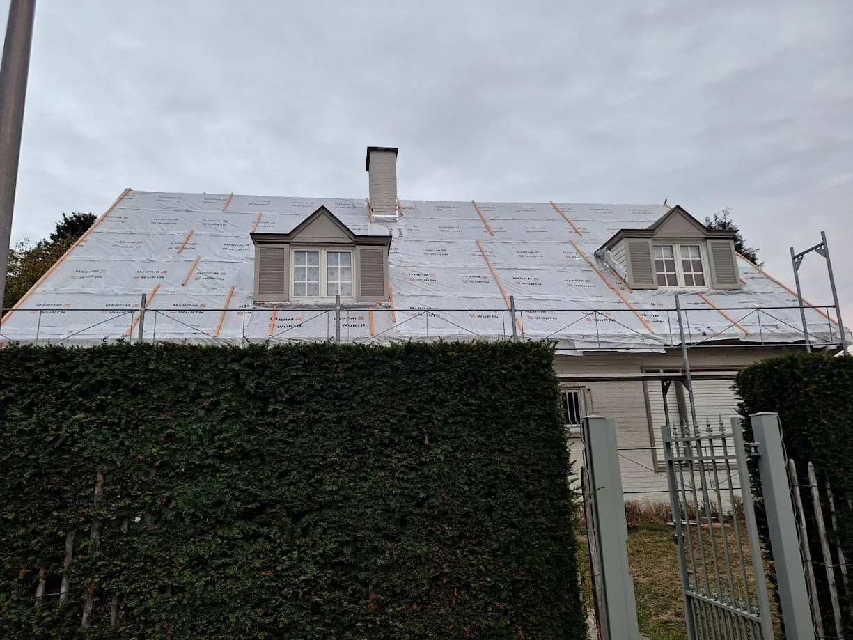 Toiture et lucarnes en cours de rénovation