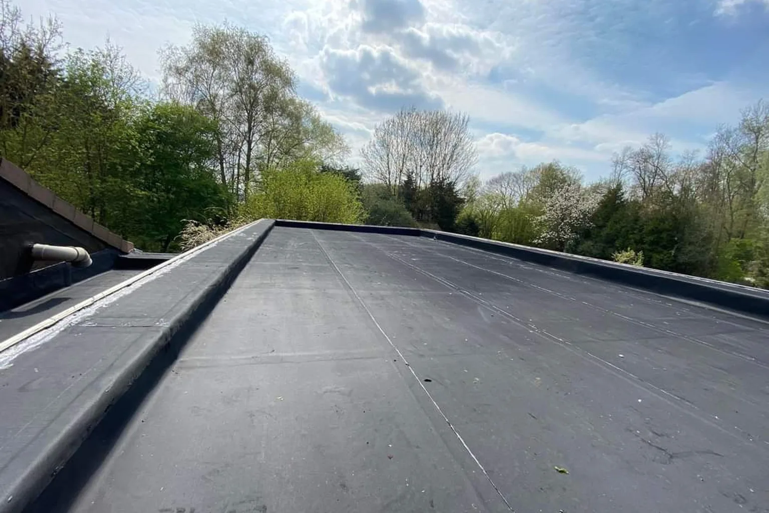 Membrane EPDM et relevés d’étanchéité sur une toiture plate