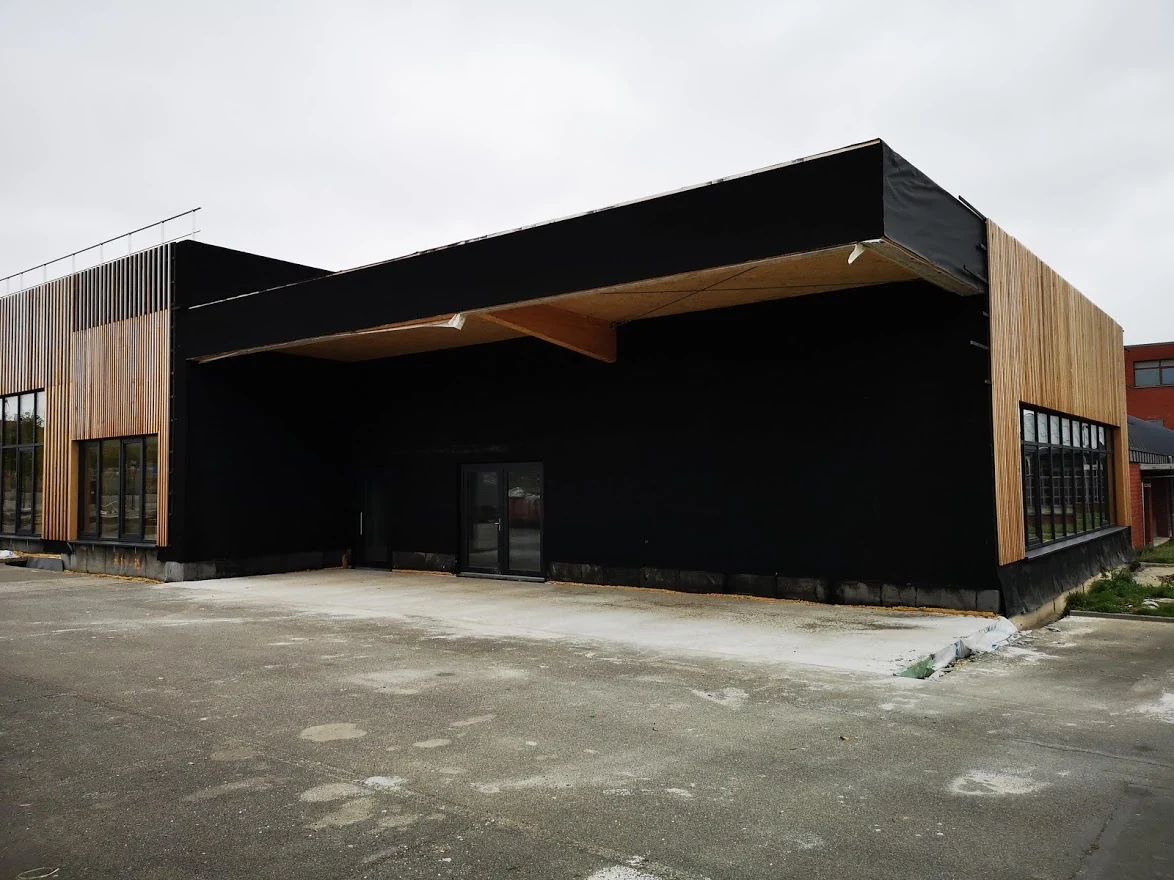 Entrée et auvent du même bâtiment bardé bois