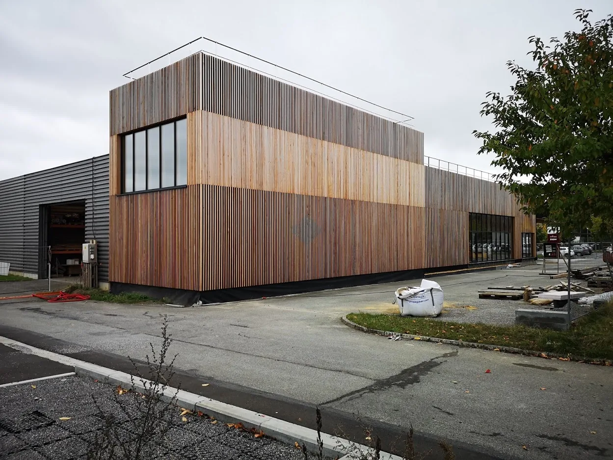 Façade bardée bois le long du bâtiment