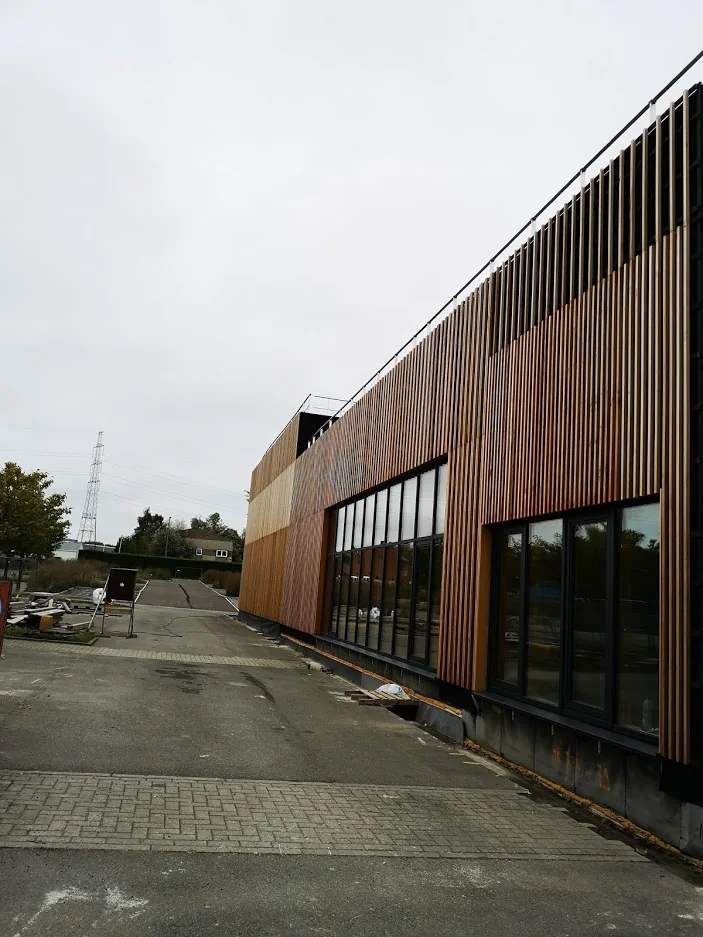 Façade bardée bois le long du bâtiment