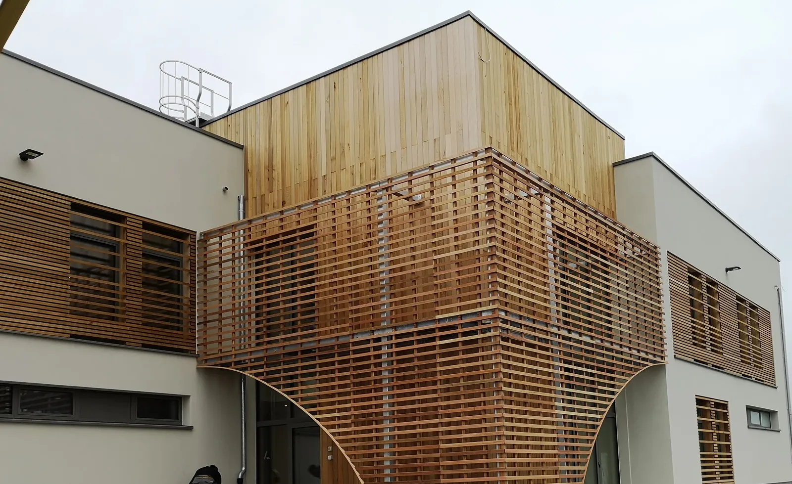 Bardage bois et claustras sur un bâtiment collectif