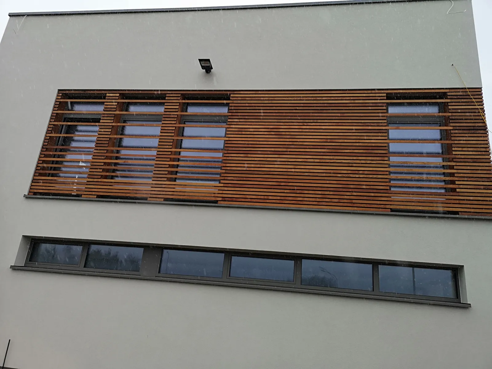 Détail des claustras bois devant les châssis