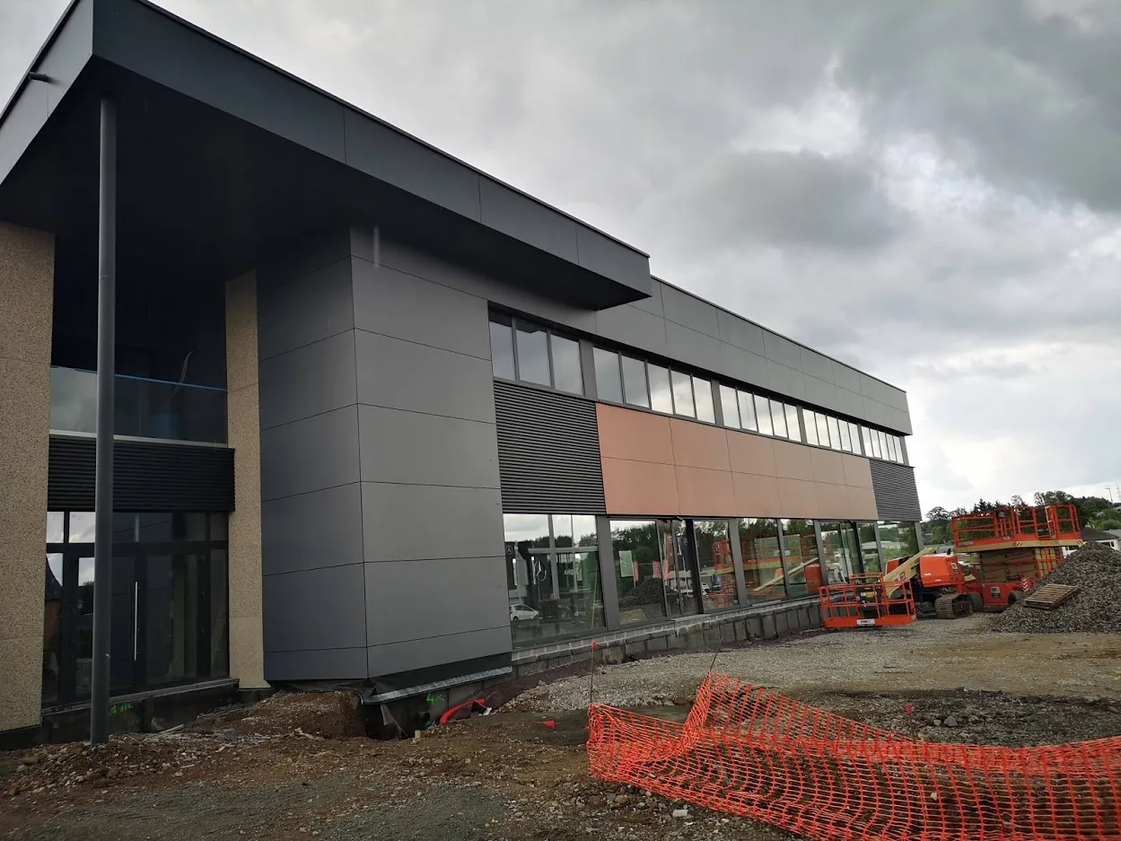 Façade commerciale en cours de bardage