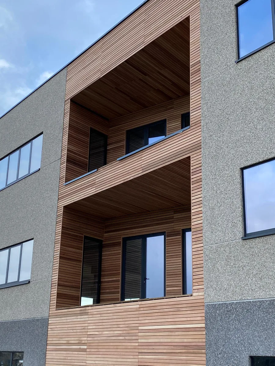 Bardage bois sur les balcons d’un immeuble