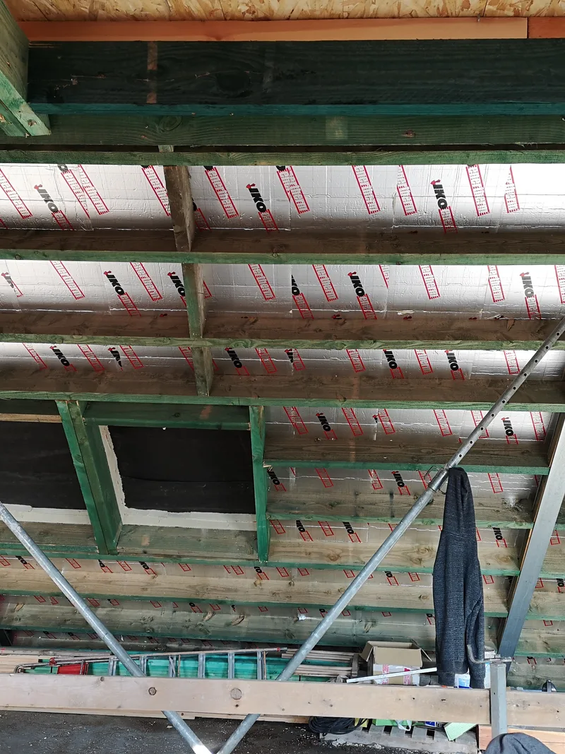 Intérieur d’un comble en cours d’isolation