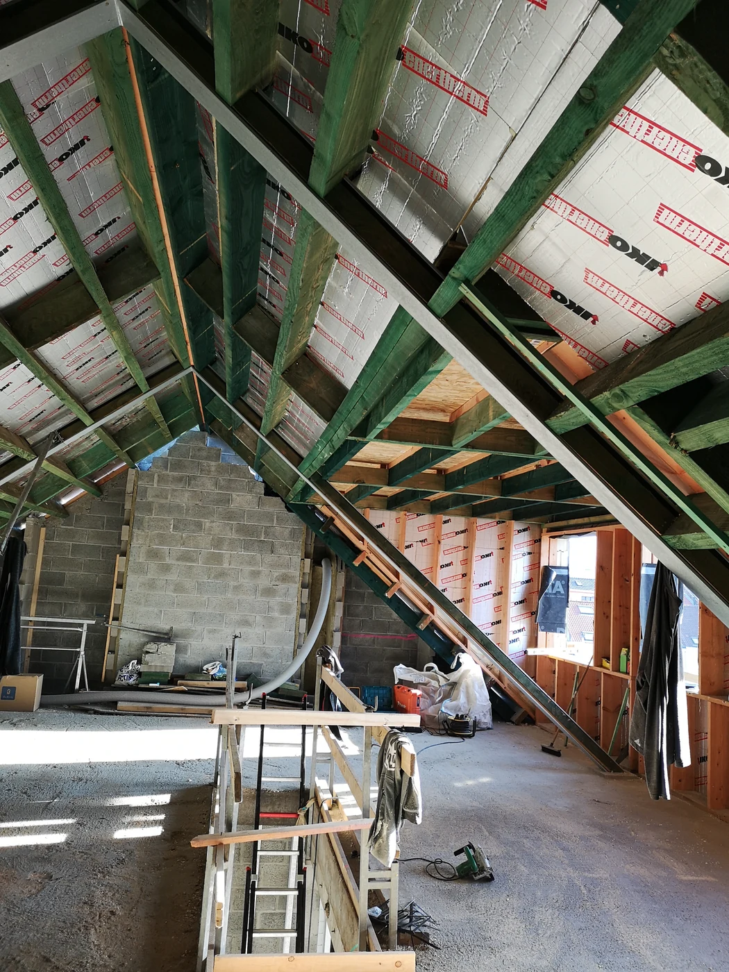 Vue complète des rampants isolés et de l’intérieur du comble