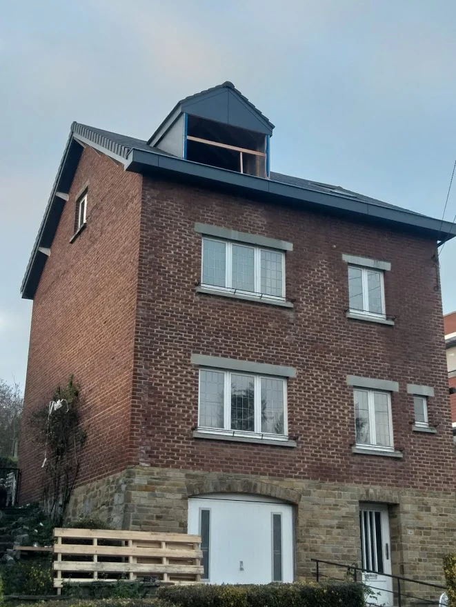 Maison en brique : couverture et lucarne vues de côté