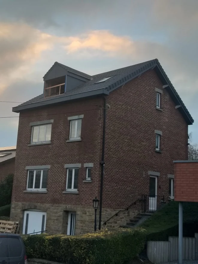 Autre vue de la même maison à la lumière du soir