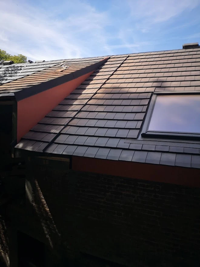 Détail du raccord entre les pans de toiture et d’une fenêtre de toit