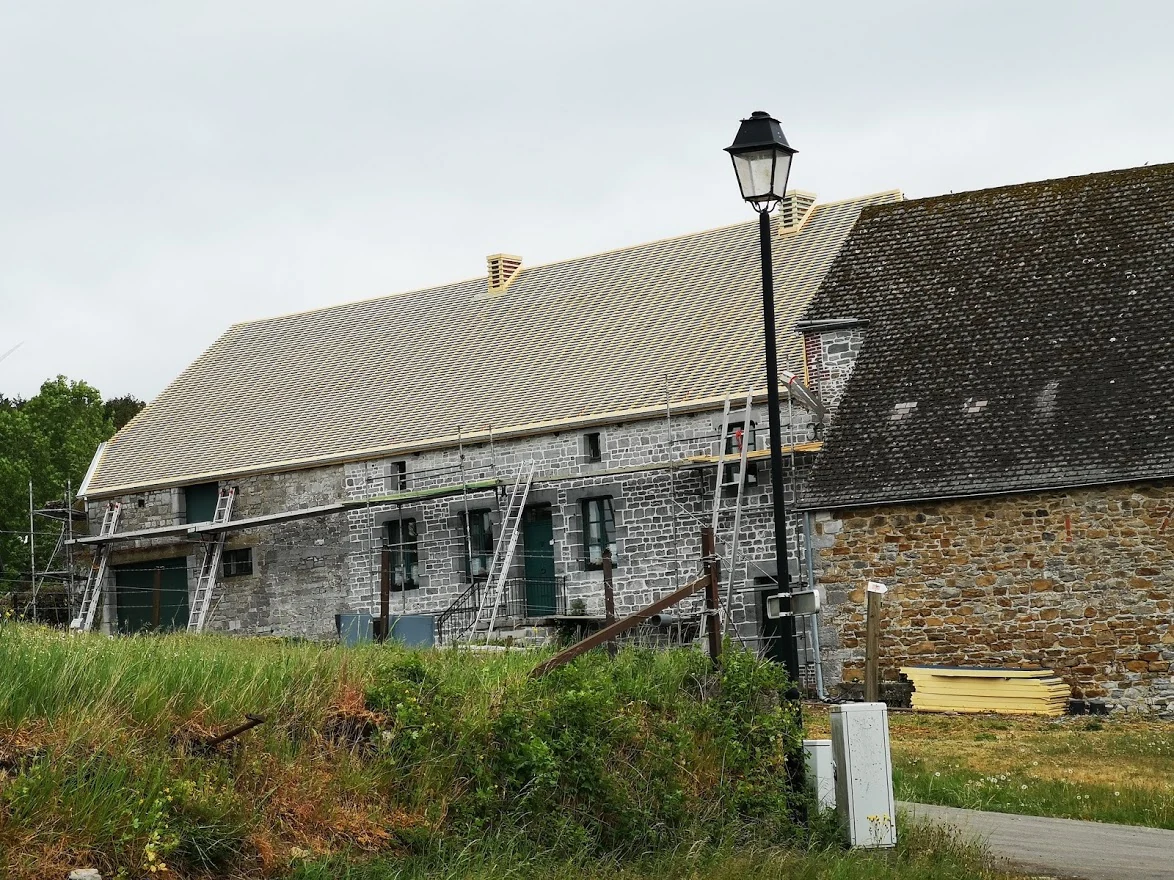 Couverture et échafaudage sur un bâtiment ancien en pierre