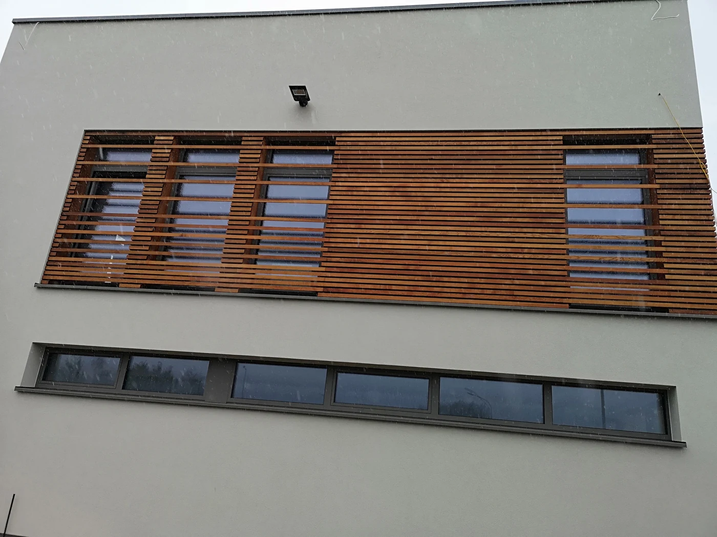 Détail des claustras bois devant les fenêtres