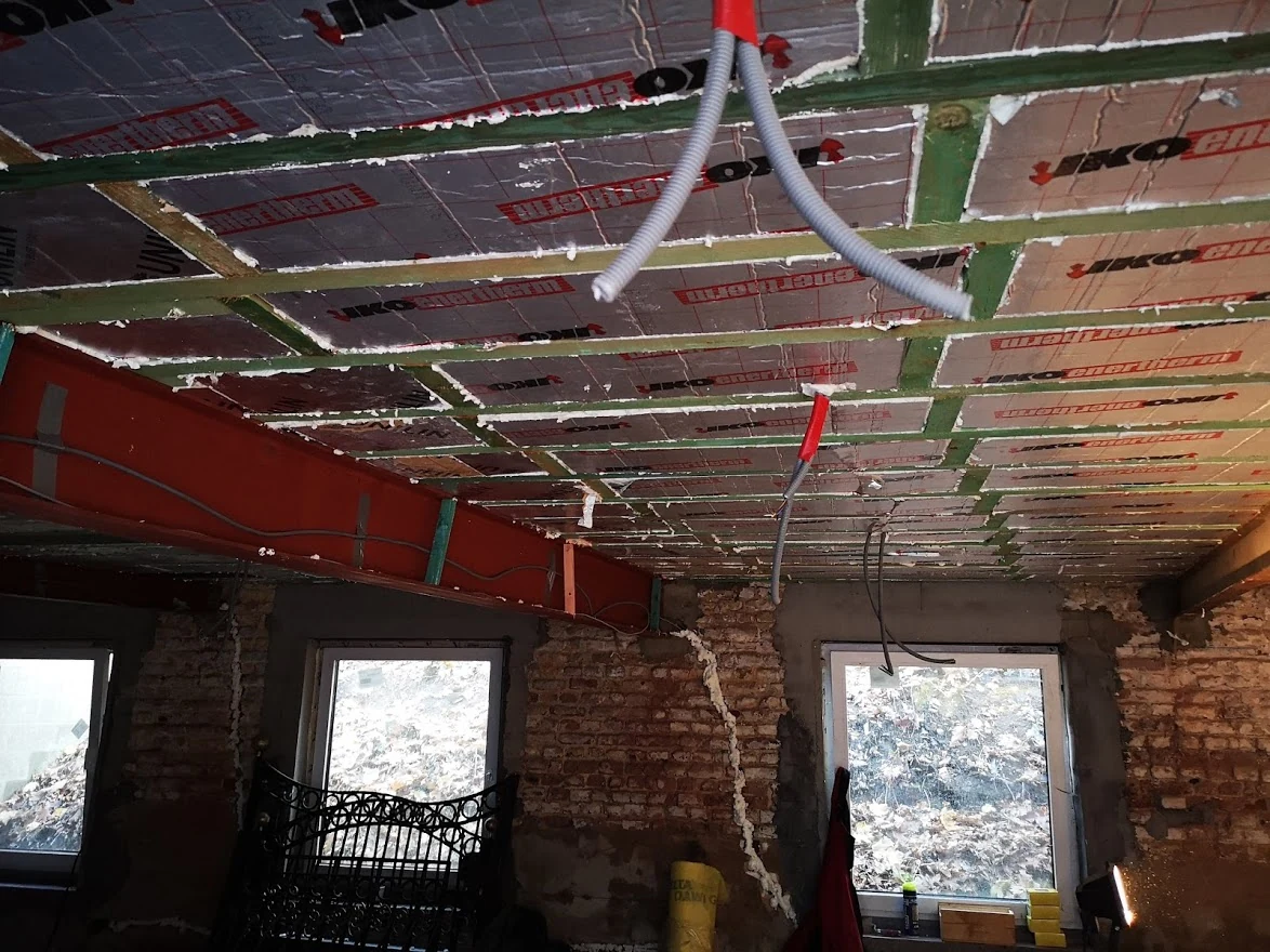 Panneaux isolants visibles dans un intérieur en chantier