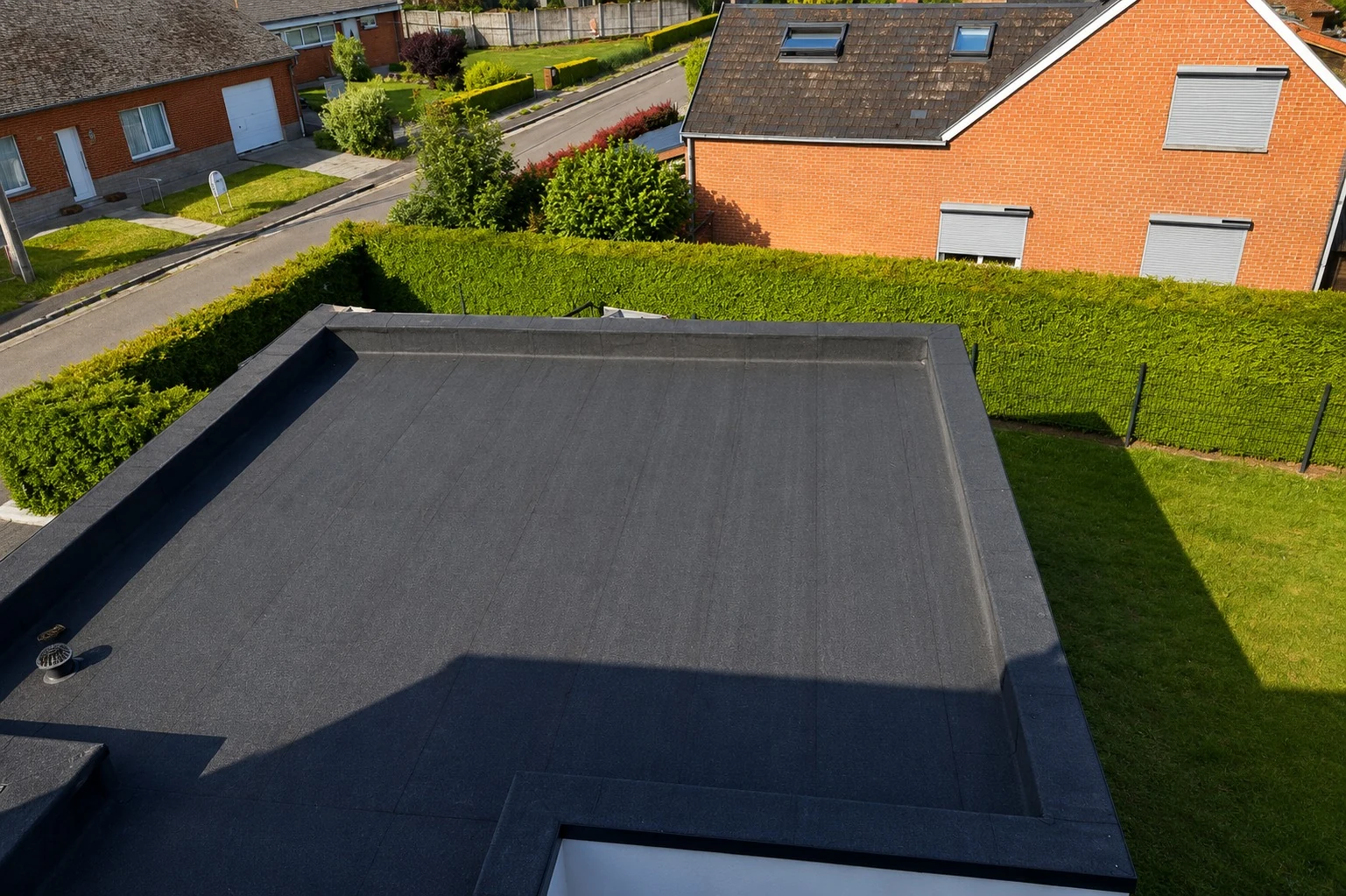 Vue en hauteur d’une toiture plate à membrane sombre