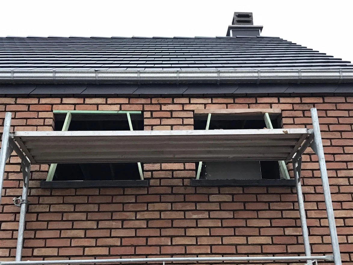 Gouttière et cheminée habillée sur une toiture pendant le chantier