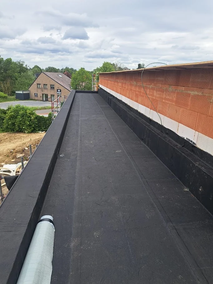 Finition métallique de rive sur une toiture plate